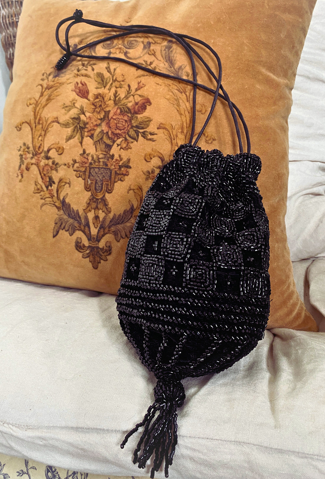 The Blackthorn Velvet Pouch - Jet