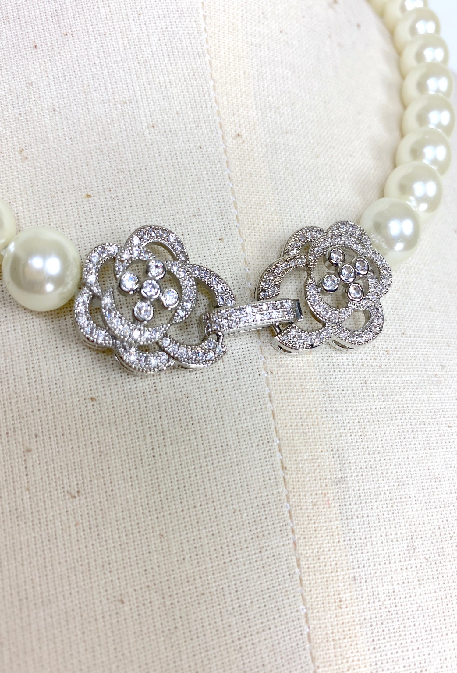 Vintage Hollywood Double Buckle Camellia Pearl Necklace - Silver