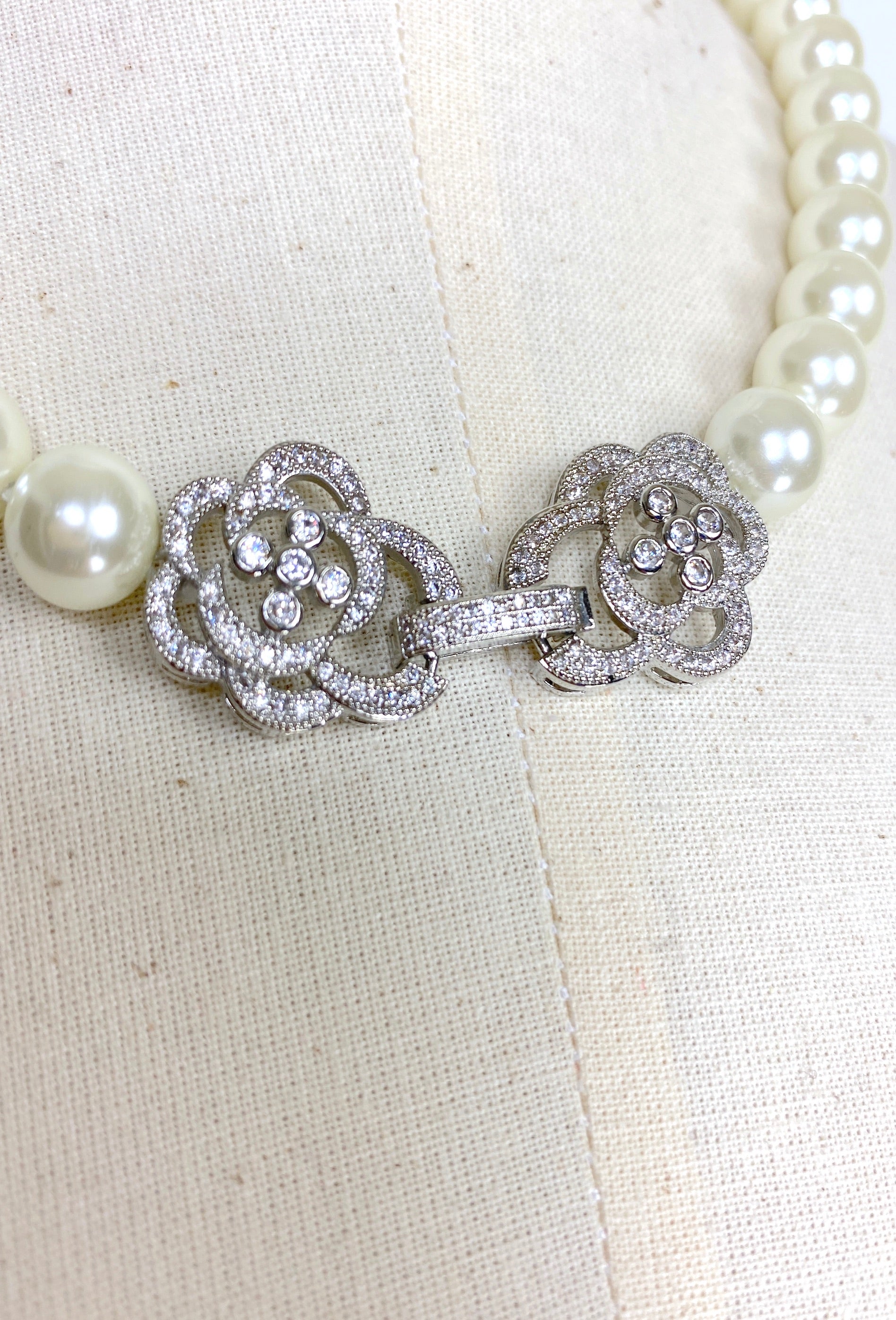 Vintage Hollywood Double Buckle Camellia Pearl Necklace - Silver